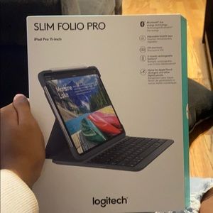 Logitech Slim Folio Pro- Ipad pro 11-inch